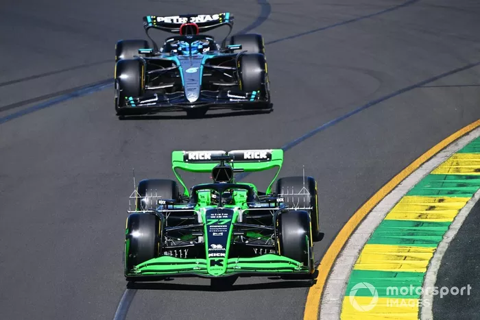 Valtteri Bottas, Kick Sauber C44, George Russell, Mercedes F1 W15