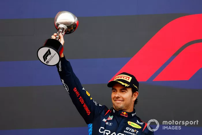 Sergio Perez, Red Bull Racing, 2e position, soulève son trophée sur le podium