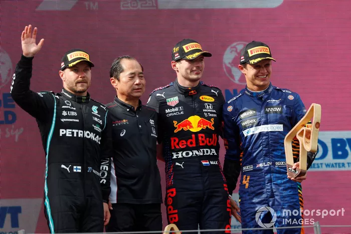Podio: segundo lugar Valtteri Bottas, Mercedes, Toyoharu Tanabe, Director técnico F1 Honda, ganador Max Verstappen, Red Bull Racing , tercer lugar Lando Norris, McLaren