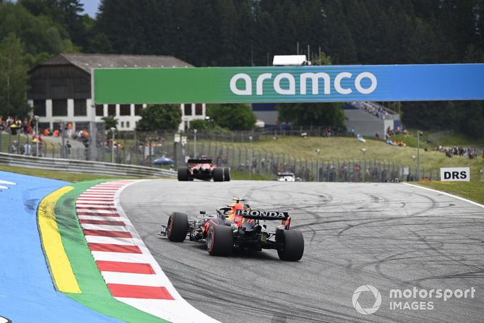 Carlos Sainz Jr., Ferrari SF21, Sergio Pérez, Red Bull Racing RB16B