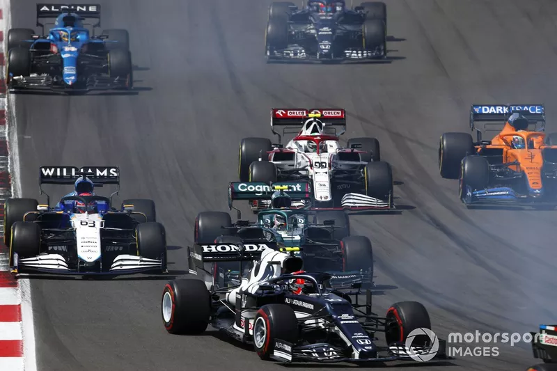 Pierre Gasly, AlphaTauri AT02, Sebastian Vettel, Aston Martin AMR21, George Russell, Williams FW43B, Antonio Giovinazzi, Alfa Romeo Racing C41, Daniel Ricciardo, McLaren MCL35M, e Fernando Alonso, Alpine A521