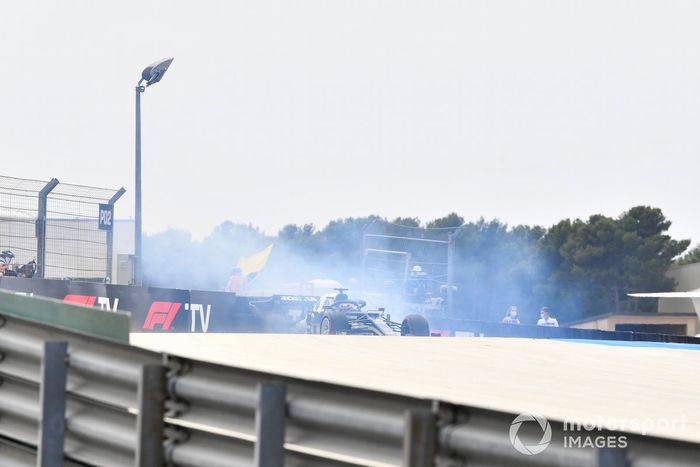 Yuki Tsunoda, AlphaTauri AT02, hace un trompo y choca contra el muro