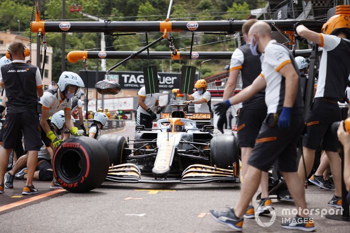 Daniel Ricciardo, McLaren MCL35M en pits
