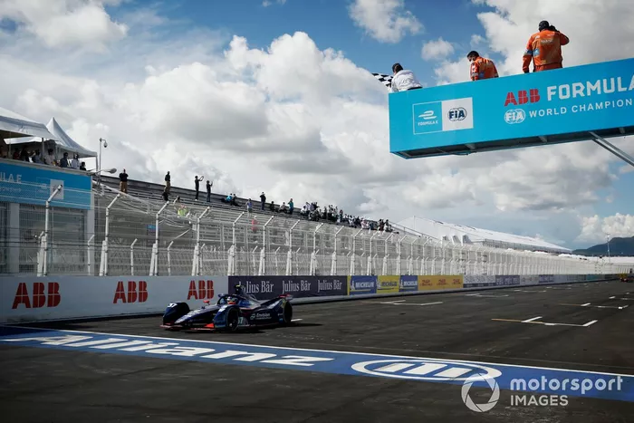 Nick Cassidy, Envision Virgin Racing, Audi e-tron FE07, tercera posición, pasa la bandera a cuadros