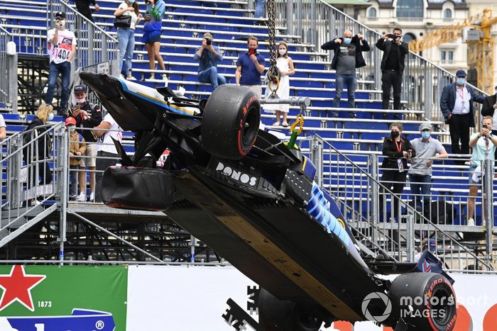 Los oficiales de pista retiran el monoplaza de Nicholas Latifi, Williams FW43B, del circuito