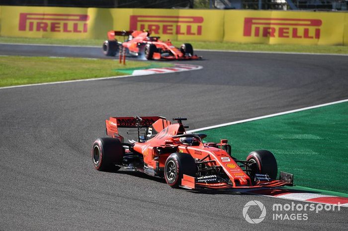 Sebastian Vettel, Ferrari SF90, precede Charles Leclerc, Ferrari SF90