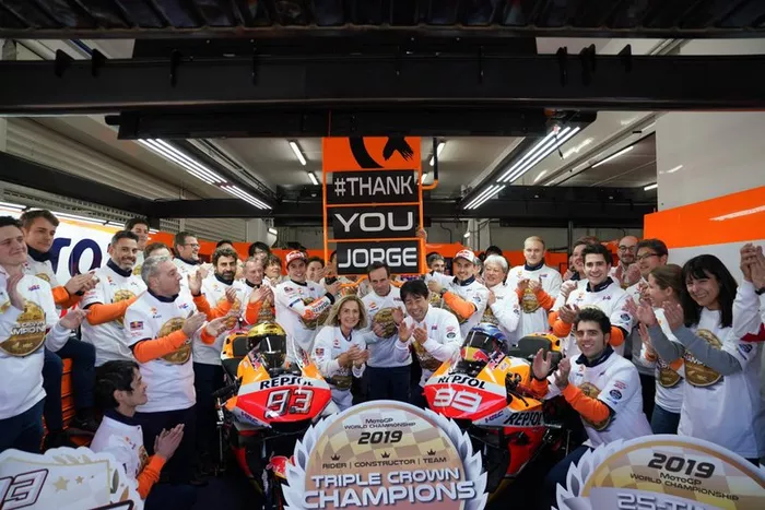 Marc Márquez, Repsol Honda Team, Jorge Lorenzo, Repsol Honda Team celebran con el equipo
