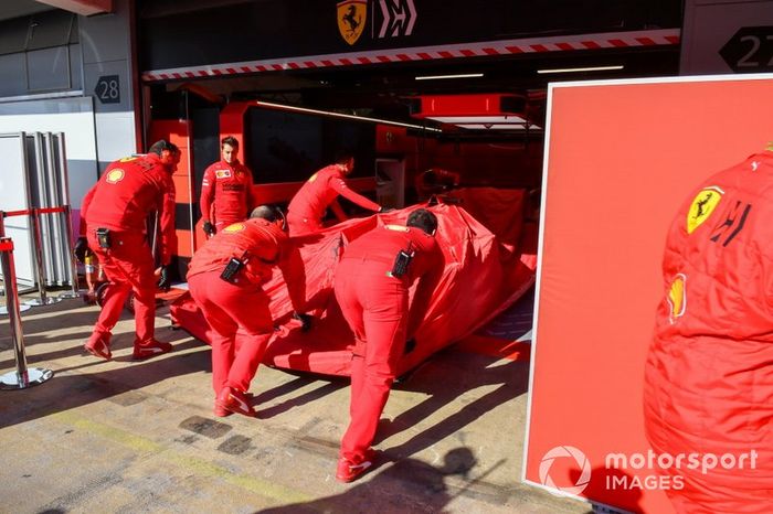 El coche de Sebastian Vettel, Ferrari vuelve en grúa al box