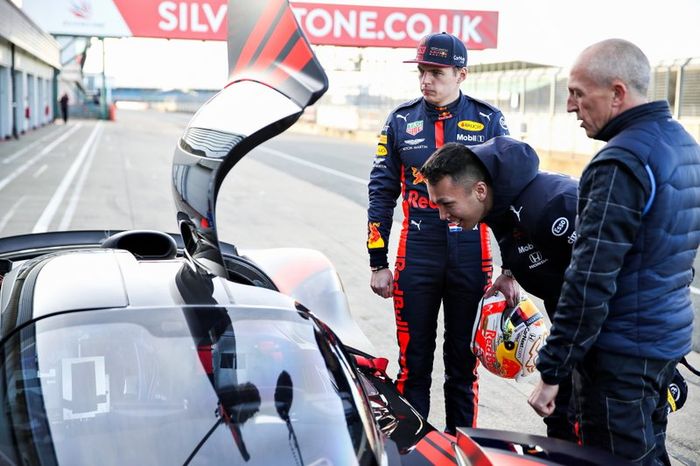 Max Verstappen i Alex Albon testują Aston Martina Valkyrie