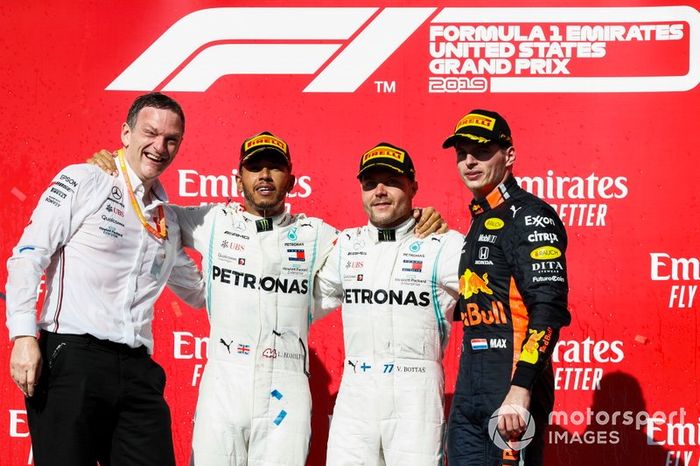 Campeón del mundo Lewis Hamilton, Mercedes AMG F1, el ganador de la carrera Valtteri Bottas, Mercedes AMG F1, celebran en el podio con Max Verstappen, Red Bull Racing