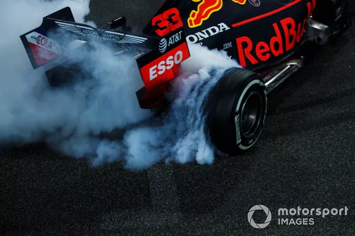 Max Verstappen, Red Bull Racing RB15, secondo classificato, festeggia sgommando