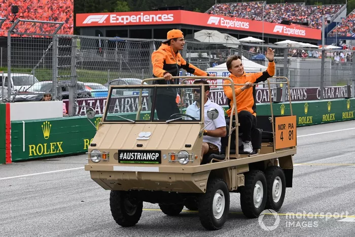 Lando Norris, McLaren y Oscar Piastri, McLaren durante el desfile de pilotos