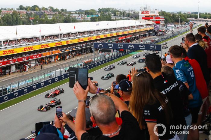 Max Verstappen, Red Bull Racing RB19, Carlos Sainz, Ferrari SF-23, Lando Norris, McLaren MCL60, Lewis Hamilton, Mercedes F1 W14, Lance Stroll, Aston Martin AMR23, el primero de la parrilla en la salida.