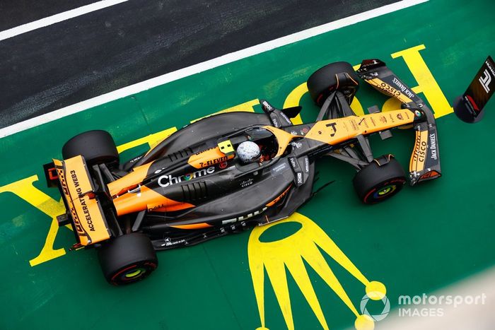 El hombre de la pole Lando Norris, McLaren MCL38, llega a Parc Ferme