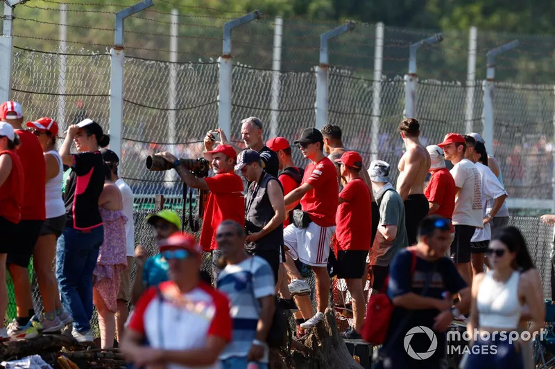 Les fans regardent l'action sur la piste