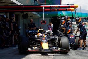 Max Verstappen, Red Bull Racing RB20, en boxes durante la FP1