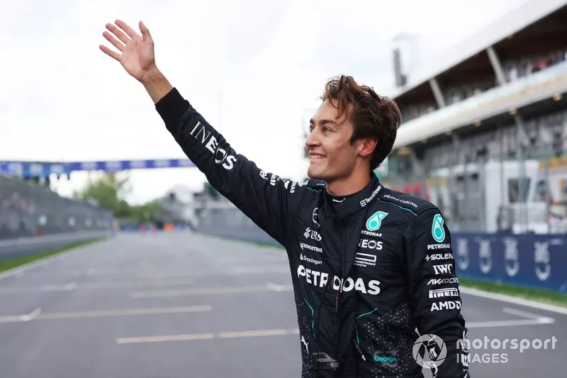 George Russell, Mercedes-AMG F1 Team, salue les fans après la qualification.