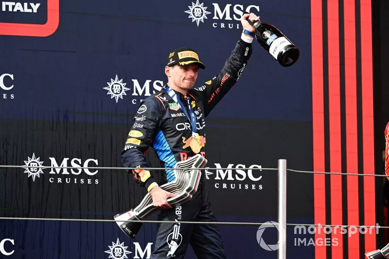 Max Verstappen, Red Bull Racing, 1ère position, célèbre sur le podium 