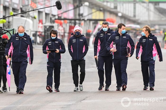 Sergio Perez, Racing Point, recorre la pista con miembros del equipo