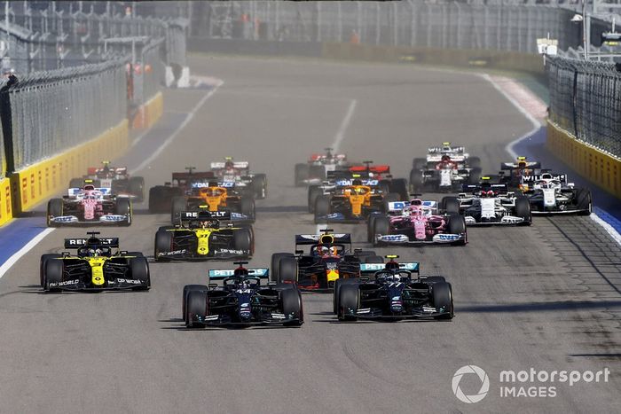 Lewis Hamilton, Mercedes F1 W11 Valtteri Bottas, Mercedes F1 W11, Max Verstappen, Red Bull Racing RB16,  Daniel Ricciardo, Renault F1 Team R.S.20 al inicio