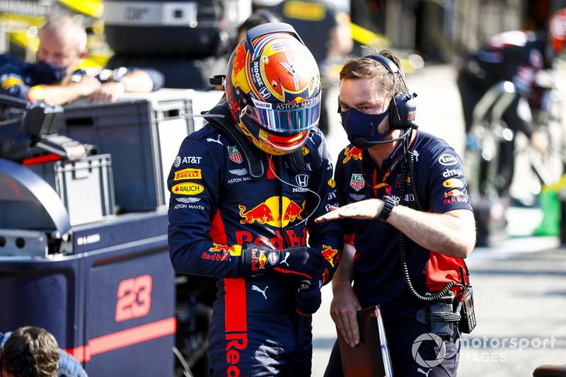 Alex Albon, Red Bull Racing entra en su monoplaza
