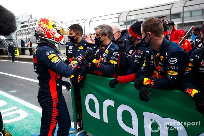 Max Verstappen, Red Bull Racing, 2ª posición, celebra con su equipo en Parc Ferme