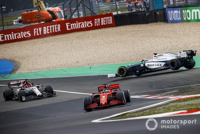Sebastian Vettel, Ferrari SF1000, pasa a Kimi Raikkonen, Alfa Romeo Racing C39, y a George Russell, Williams FW43