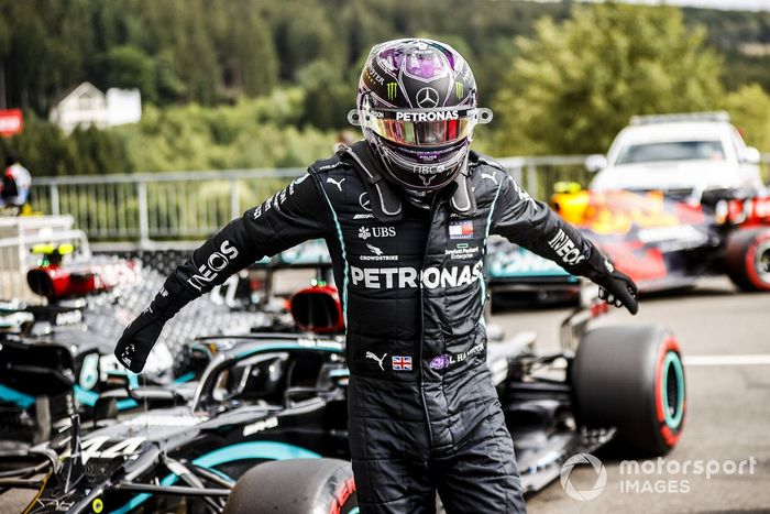 Ganador de la pole Lewis Hamilton, Mercedes-AMG F1 celebra en Parc Ferme 