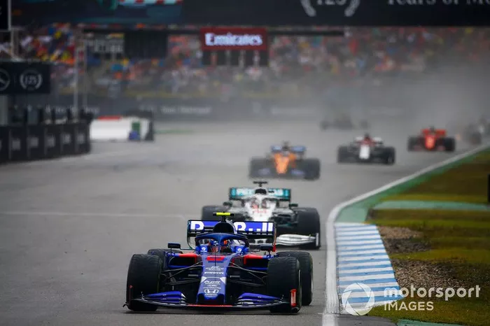 Alexander Albon, Toro Rosso STR14, lidera Lewis Hamilton, Mercedes AMG F1 W10