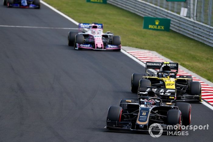 Romain Grosjean, Haas F1 Team VF-19, al frente de Nico Hulkenberg, Renault F1 Team R.S. 19, y Sergio Pérez, Racing Point RP19