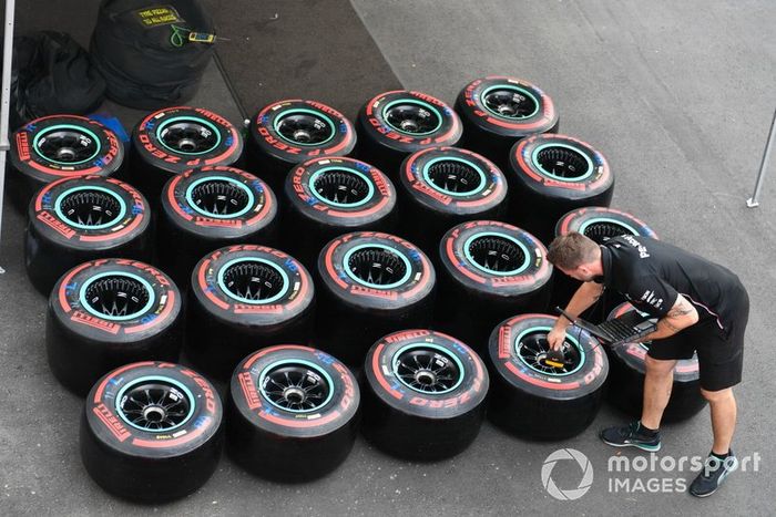 Un miembro de Mercedes AMG con neumáticos Pirelli