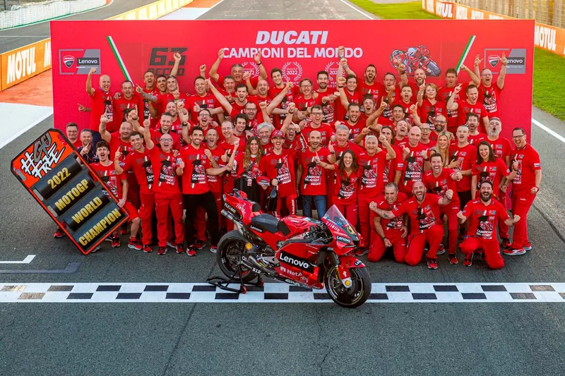 Il team Ducati festeggia la vittoria del Campionato