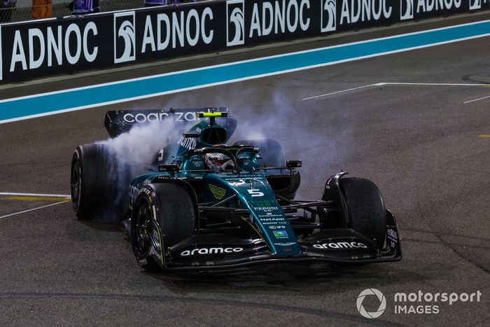 Sebastian Vettel, Aston Martin AMR22, celebra el décimo puesto con donuts