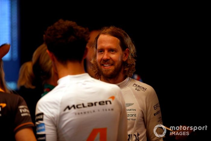 Sebastian Vettel, Aston Martin, habla con Lando Norris, McLaren