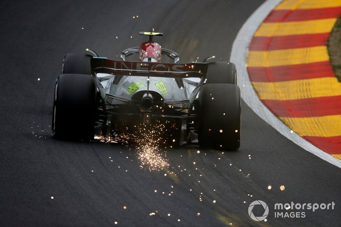 Lewis Hamilton y el Mercedes W13 se sacan chispas