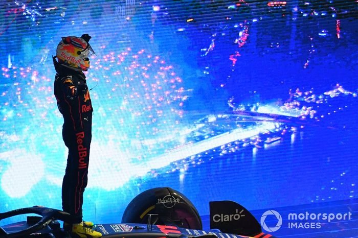 Ganador Sergio Pérez, Red Bull Racing, celebra en Parc Ferme