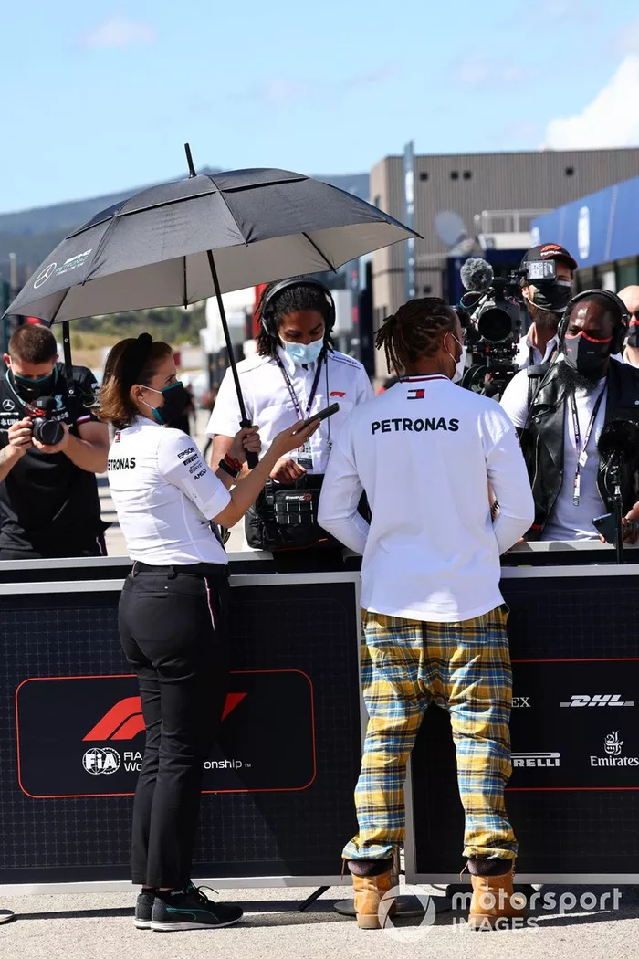 Lewis Hamilton, Mercedes, habla con los medios