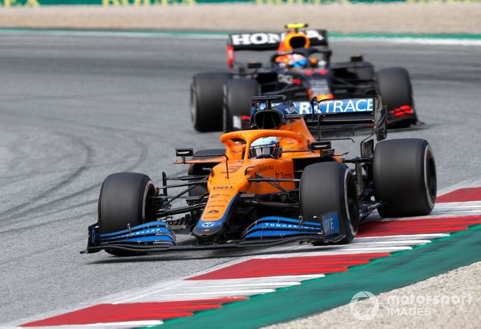 Daniel Ricciardo, McLaren MCL35M, Sergio Pérez, Red Bull Racing RB16B