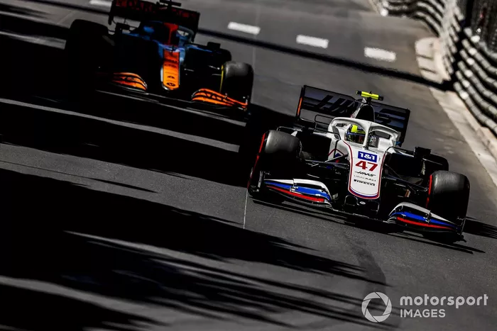 Mick Schumacher, Haas VF-21, Daniel Ricciardo, McLaren MCL35M