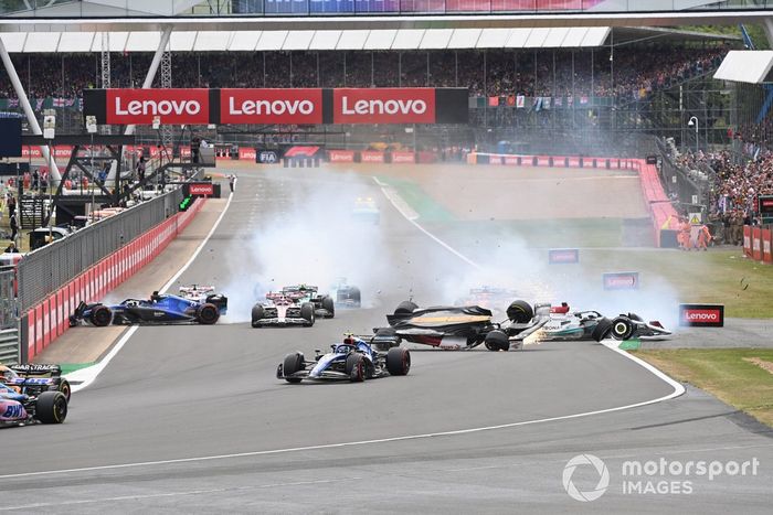 El accidente de Zhou Guanyu, Alfa Romeo C42, al inicio de la carrera