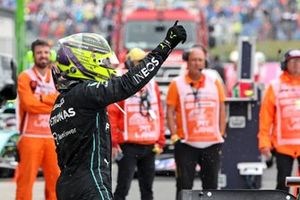 Lewis Hamilton, Mercedes-AMG, 2ª posición, lo celebra en el Parc Ferme