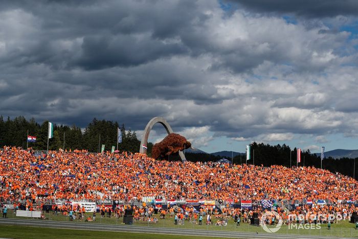 Los fans holandeses llenan las gradas de naranja