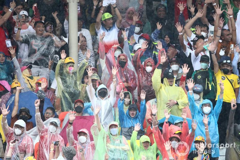 Aficionados en las gradas de Mandalika bajo la lluvia
