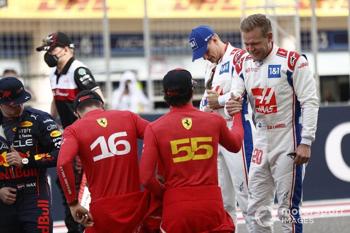 Charles Leclerc, Ferrari F1-75, Carlos Sainz Jr, Ferrari F1-75, Mick Schumacher, Haas VF-22, Kevin Magnussen, Haas VF-22