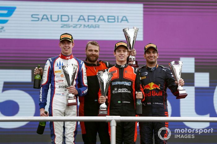 Felipe Drugovich, MP Motorsport celebra la victoria en el podio con Jehan Daruvala, Prema Racing, Richard Verschoor, Trident 