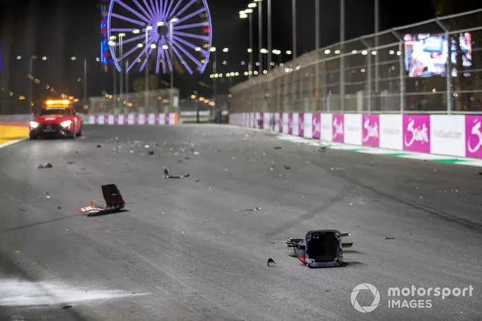Restos del accidente de Mick Schumacher, Haas VF-22, en la pista