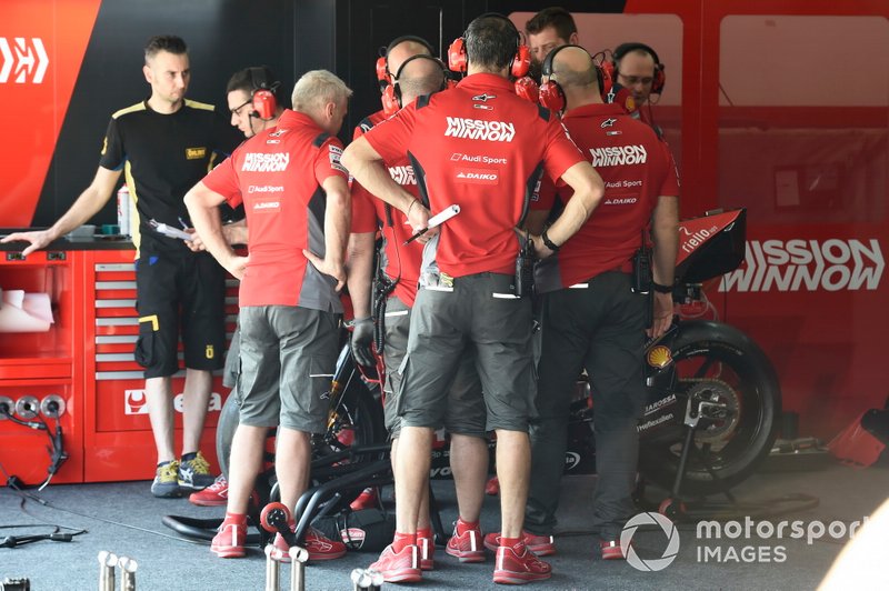 У боксах Ducati Team