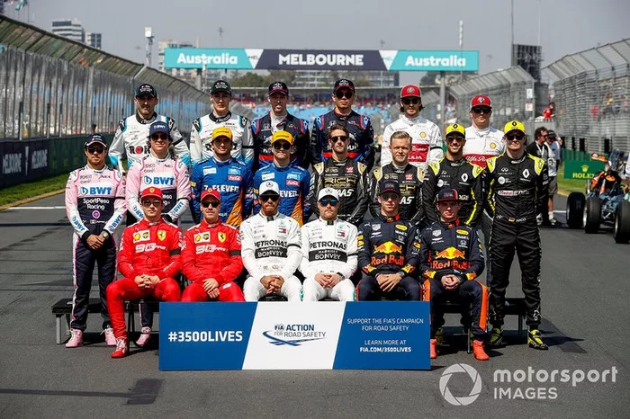Pilotos da classe de 2019 posam para foto na Fórmula 1