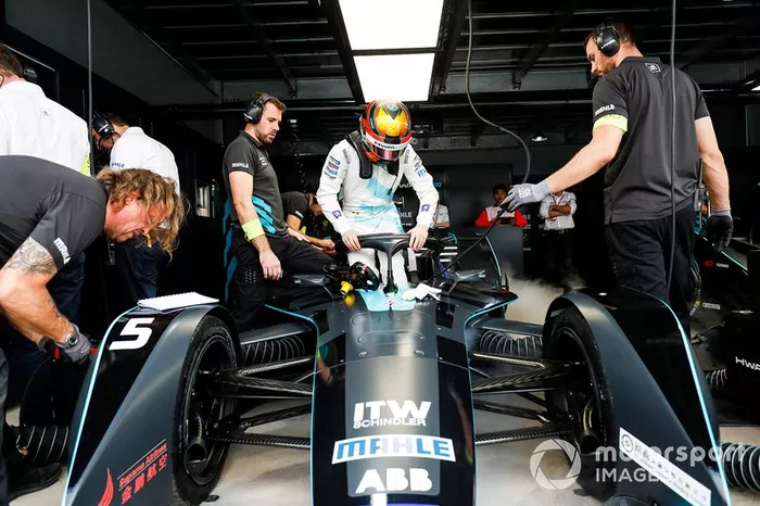Stoffel Vandoorne gets into his HWA Racelab VFE-05 