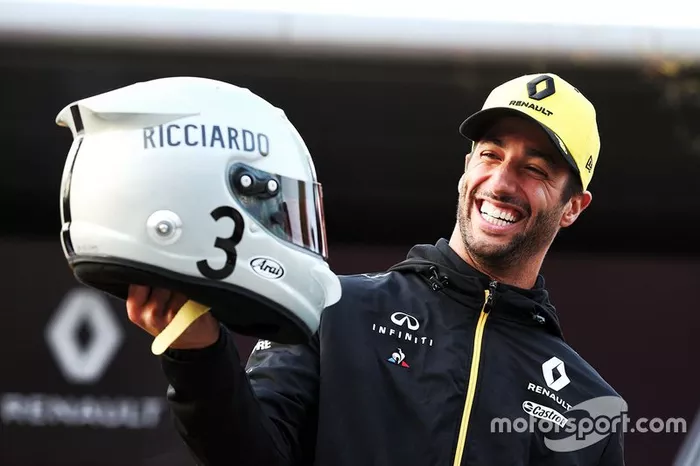 Daniel Ricciardo, Renault F1 Team, y su casco para el GP de China*